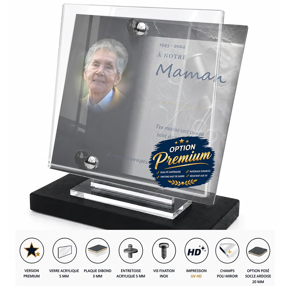 Plaque funéraire carré Couture finition premium présentée sur socle en ardoise