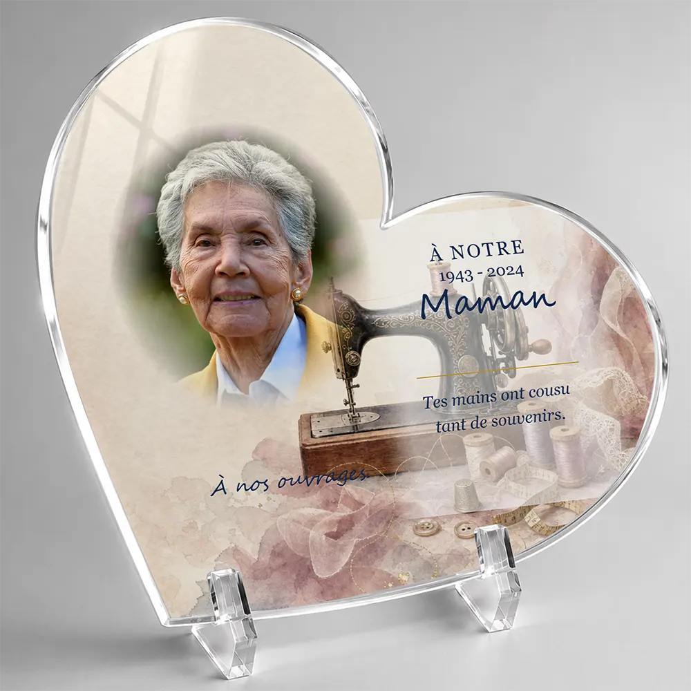 Plaque funéraire cœur Couture personnalisée — portrait, texte libre et fond au choix, présentée sur pied plexi