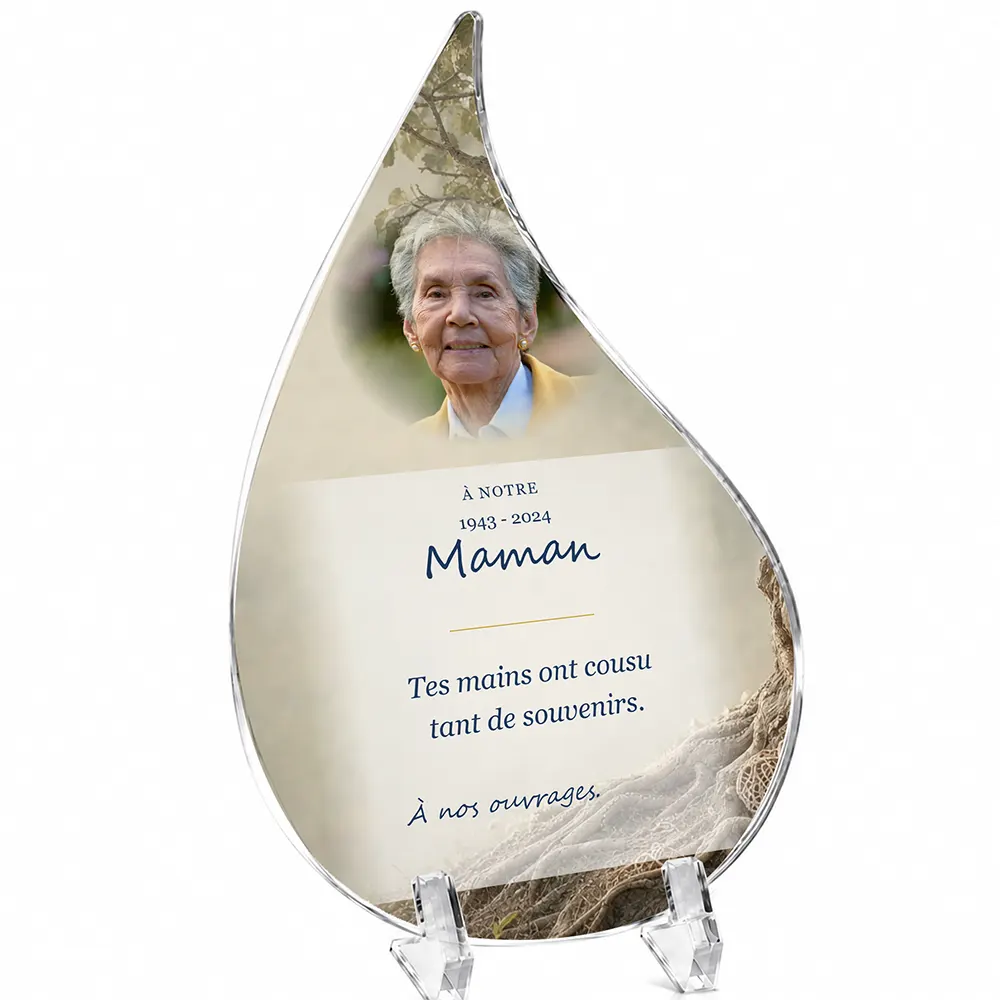 Plaque funéraire flamme Couture personnalisée — portrait, texte libre et fond au choix, présentée sur pied plexi
