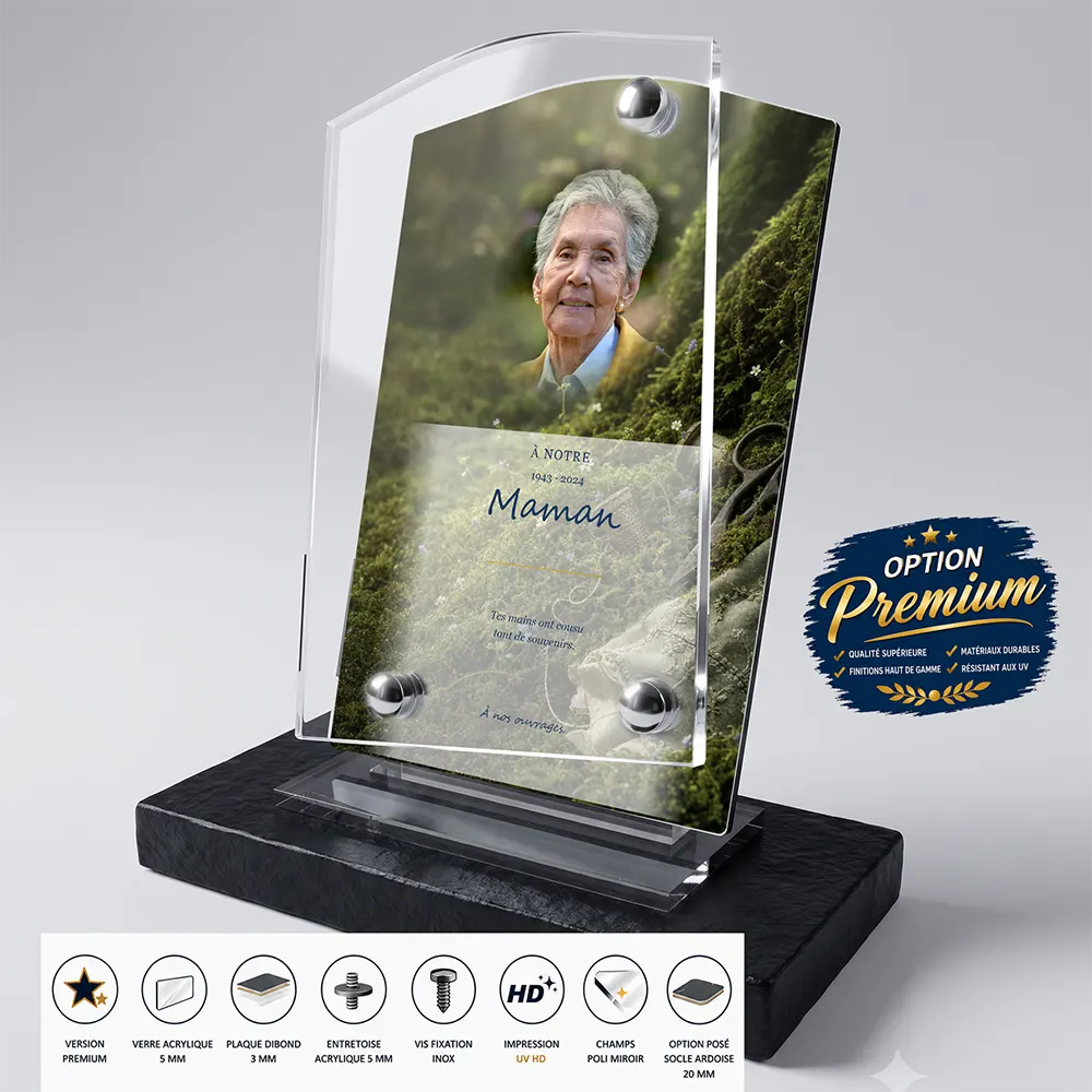 Plaque funéraire stèle Couture finition premium présentée sur socle en ardoise