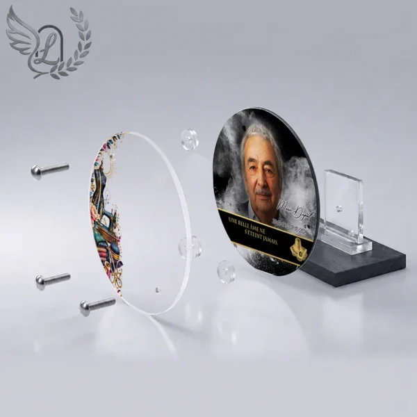 Plaque funéraire médaillon rond couture en vue éclatée : assemblage 5 couches plexiglas, entretoises chromées, dibond aluminium, vis inox 316