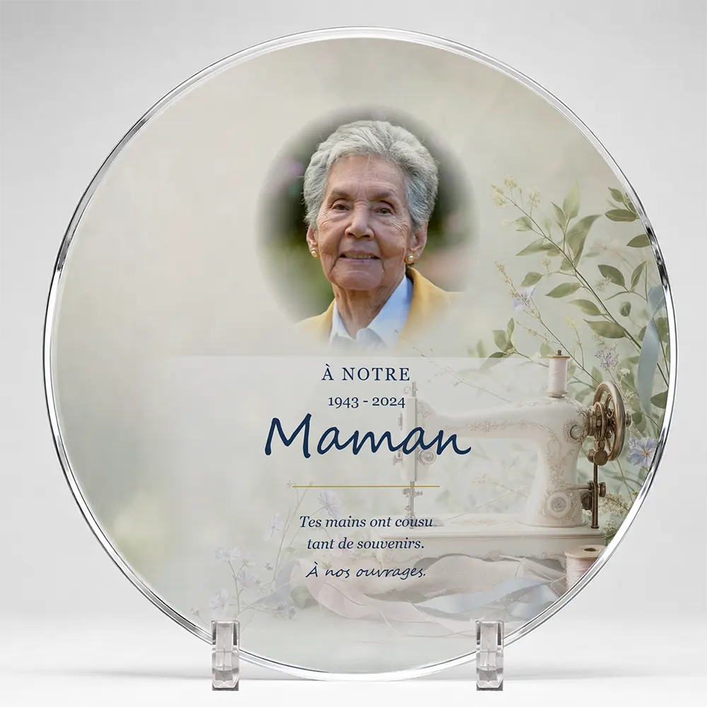 Plaque funéraire circulaire Couture personnalisée — portrait, texte libre et fond au choix, présentée sur pied plexi