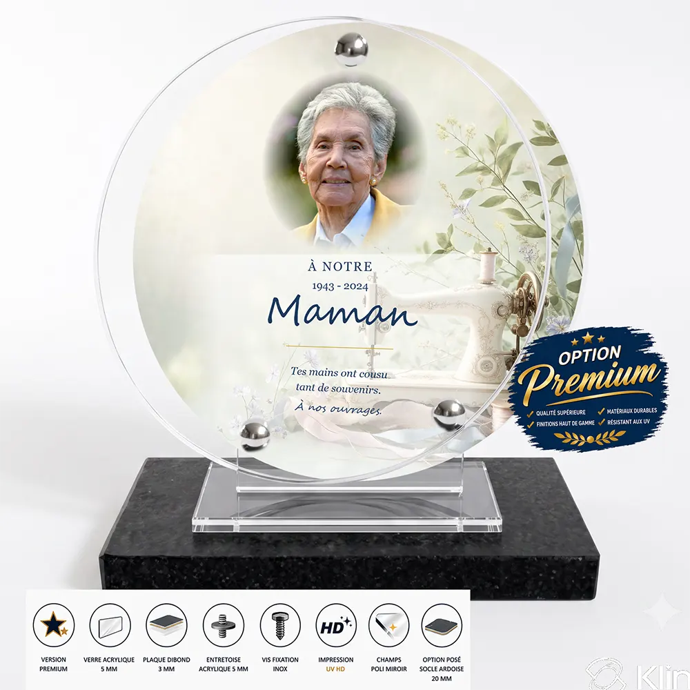 Plaque funéraire circulaire Couture finition premium présentée sur socle en ardoise