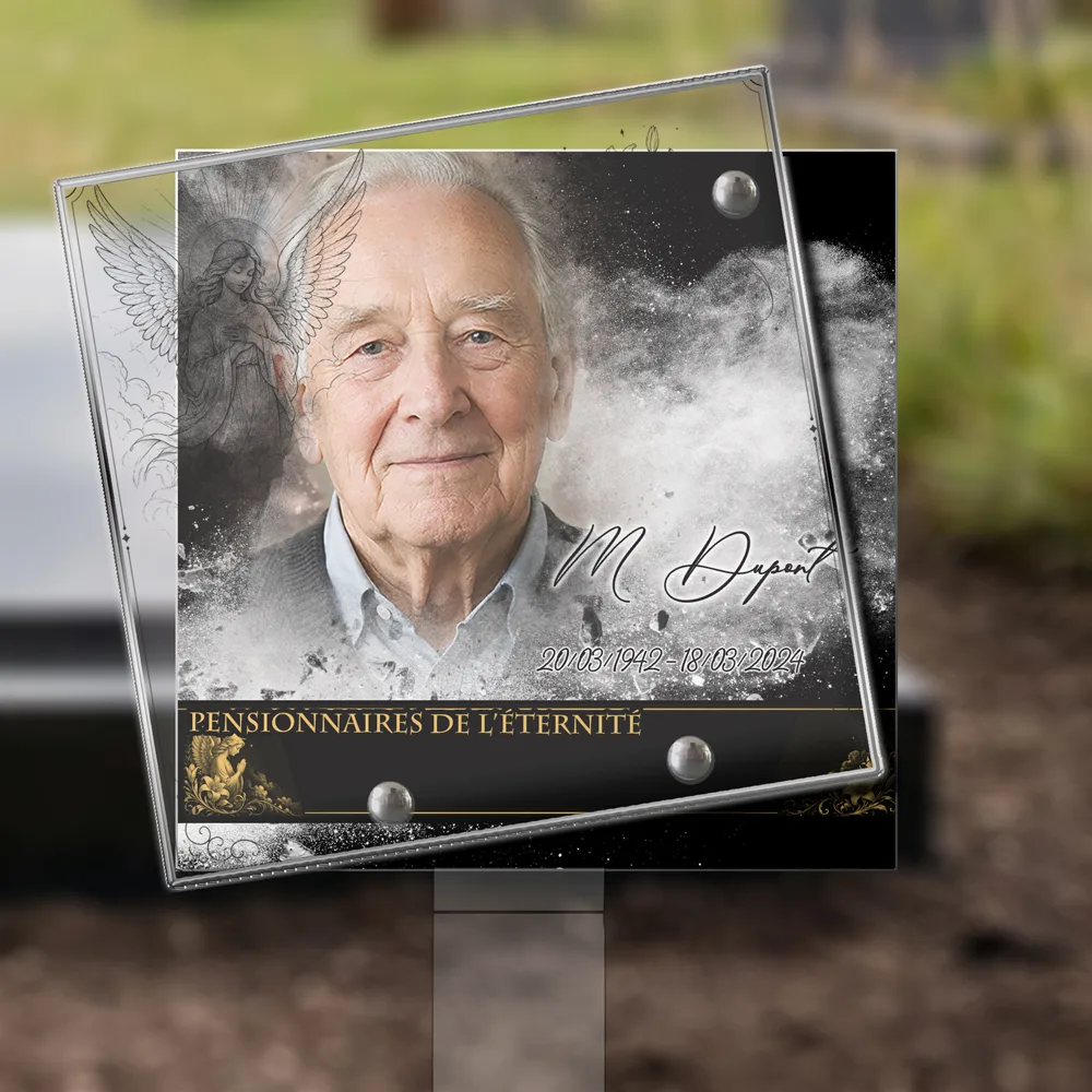 Plaque Carré Ange plantée dans la terre