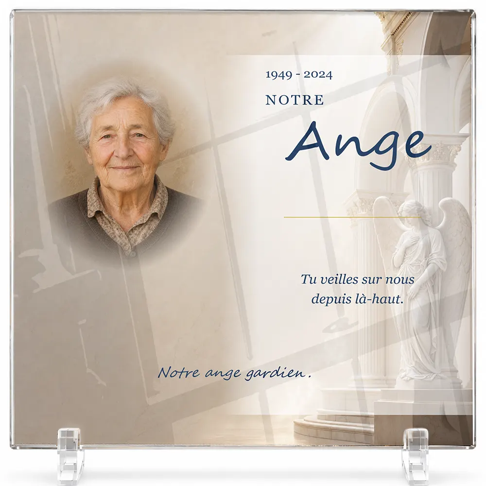 Plaque funéraire carré Ange personnalisée — portrait, texte libre et fond au choix, présentée sur pied plexi