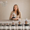 Gamme de plaques funéraires en forme de flamme avec portrait et finition argent, présentées du format L au 4XL, symbolique angélique et spirituelle