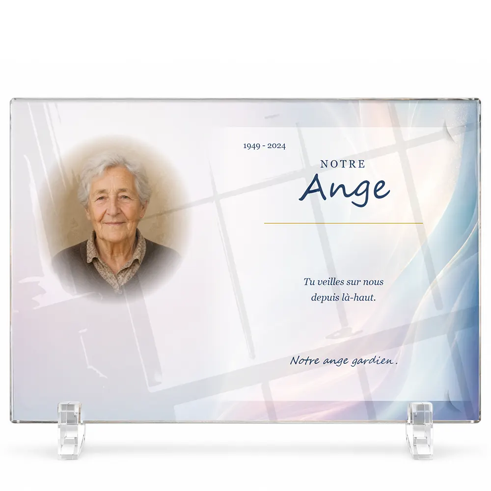 Plaque funéraire panoramique Ange personnalisée — portrait, texte libre et fond au choix, présentée sur pied plexi