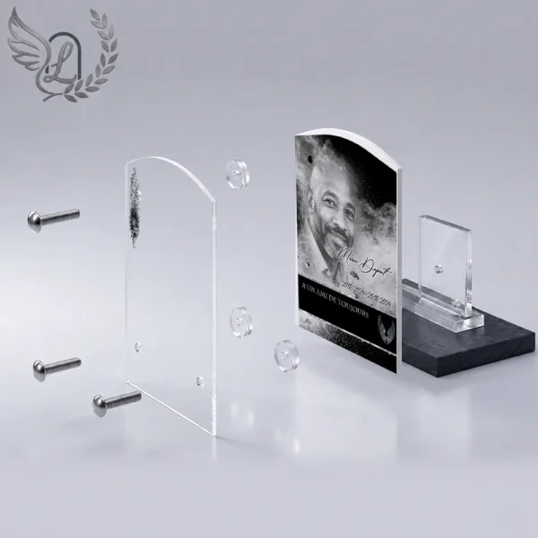 Plaque funéraire rectangle ange en vue éclatée : assemblage 5 couches plexiglas, entretoises chromées, dibond aluminium, vis inox 316