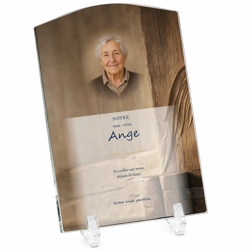Plaque funéraire stèle Ange personnalisée — portrait, texte libre et fond au choix, présentée sur pied plexi