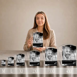 Gamme de plaques funéraires rectangulaires en plexiglas argent, du format M au 4XL, présentées côte à côte avec portrait noir et blanc et finition chrome brillant