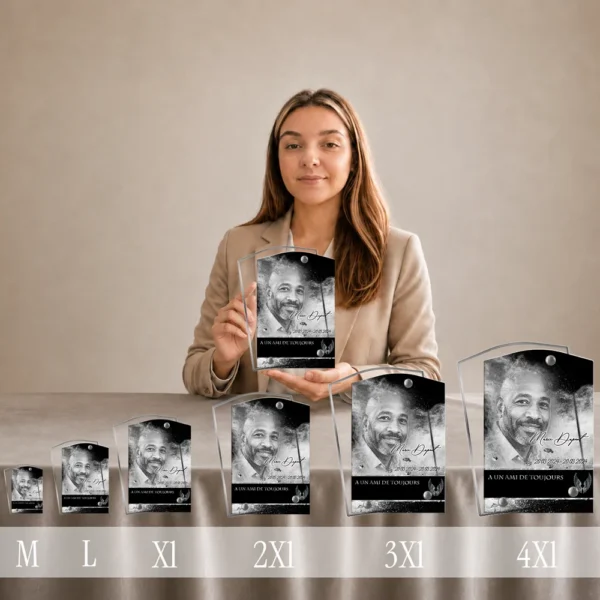 Gamme de plaques funéraires rectangulaires en plexiglas argent, du format M au 4XL, présentées côte à côte avec portrait noir et blanc et finition chrome brillant
