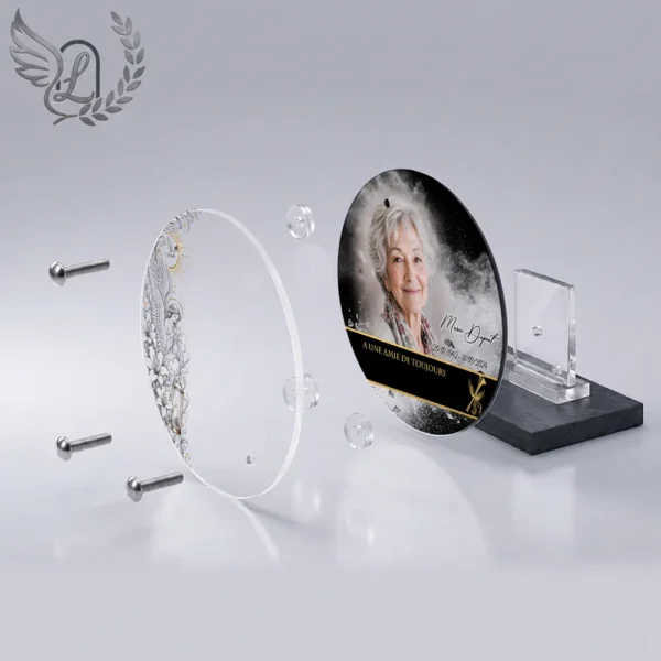 Plaque funéraire médaillon rond ange en vue éclatée : assemblage 5 couches plexiglas, entretoises chromées, dibond aluminium, vis inox 316