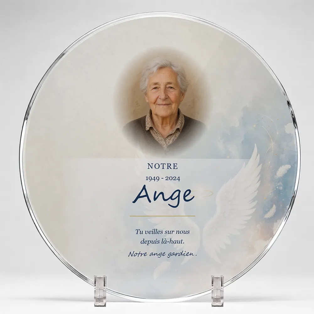 Plaque funéraire circulaire Ange personnalisée — portrait, texte libre et fond au choix, présentée sur pied plexi