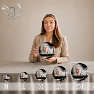 Gamme de plaques funéraires circulaires avec portrait et finition chromée or, du petit au grand format, présentées côte à côte avec motif ange stylisé