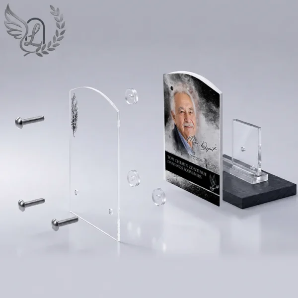 Plaque funéraire rectangle colombe en vue éclatée : assemblage 5 couches plexiglas, entretoises chromées, dibond aluminium, vis inox 316