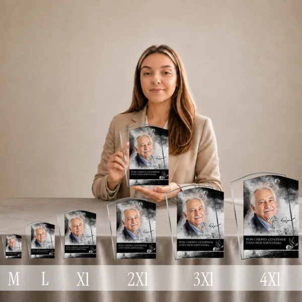 Gamme de plaques funéraires rectangles en plexiglas finition argent avec motif colombe, présentées du format M au 4XL côte à côte, portrait personnalisé en haut de chaque stèle