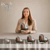 Gamme de plaques funéraires en forme de cœur avec portrait personnalisé, finition chrome or, motif arbre de vie doré, présentées en quatre tailles croissantes