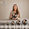 Gamme complète de plaques funéraires circulaires avec portrait et finition dorée, du format XS au format 3XL, présentée côte à côte pour comparaison de tailles