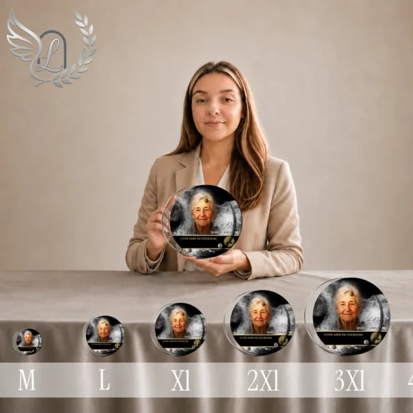 Gamme complète de plaques funéraires circulaires avec portrait et finition dorée, du format XS au format 3XL, présentée côte à côte pour comparaison de tailles
