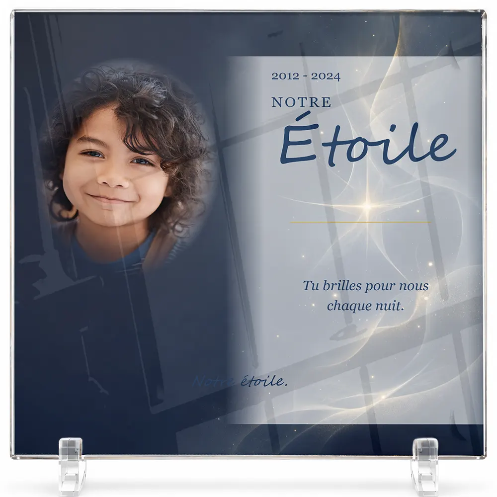 Plaque funéraire carré Étoile personnalisée — portrait, texte libre et fond au choix, présentée sur pied plexi