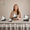 Gamme de plaques funéraires carrées avec finition or, motif étoile brillant, présentées en quatre tailles différentes côte à côte sur table beige