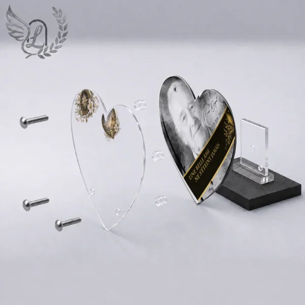 Plaque funéraire cœur étoile en vue éclatée : assemblage 5 couches plexiglas, entretoises chromées, dibond aluminium, vis inox 316