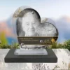 Plaque funéraire cœur étoile posée sur socle ardoise du Brésil, fixation inox, 1er sous-décor