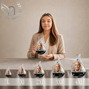 Gamme de cinq plaques funéraires en forme de flamme avec finition argent, présentées côte à côte, du format L au 4XL, avec portrait et inscription personnalisée