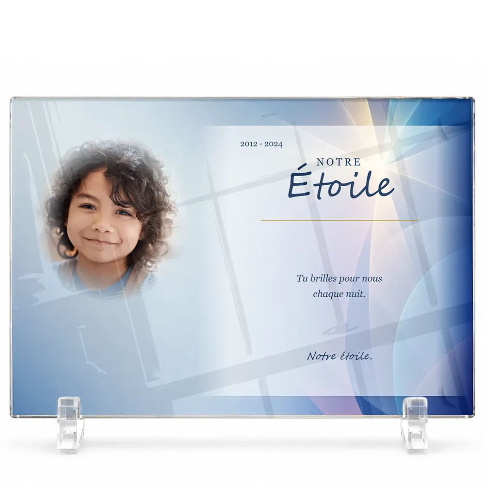Plaque funéraire panoramique Étoile personnalisée — portrait, texte libre et fond au choix, présentée sur pied plexi