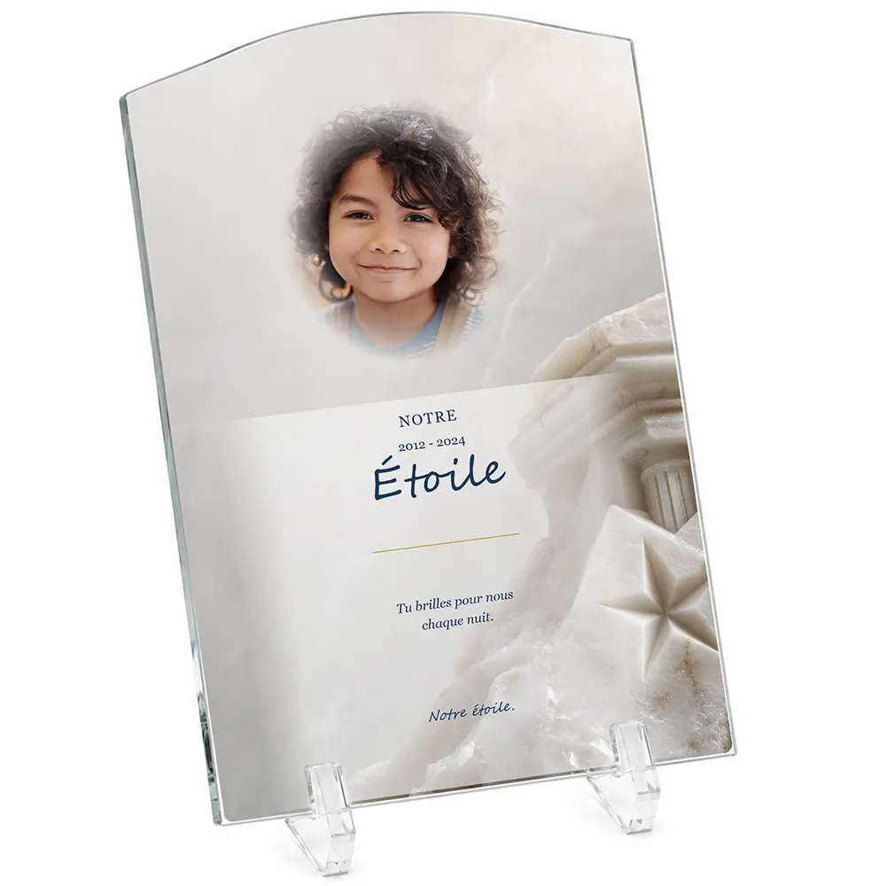Plaque funéraire stèle Étoile personnalisée — portrait, texte libre et fond au choix, présentée sur pied plexi