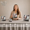 Ensemble de plaques funéraires carrées finition or présentées côte à côte, motif Infini avec portrait en dégradé gris, disponibles en quatre dimensions