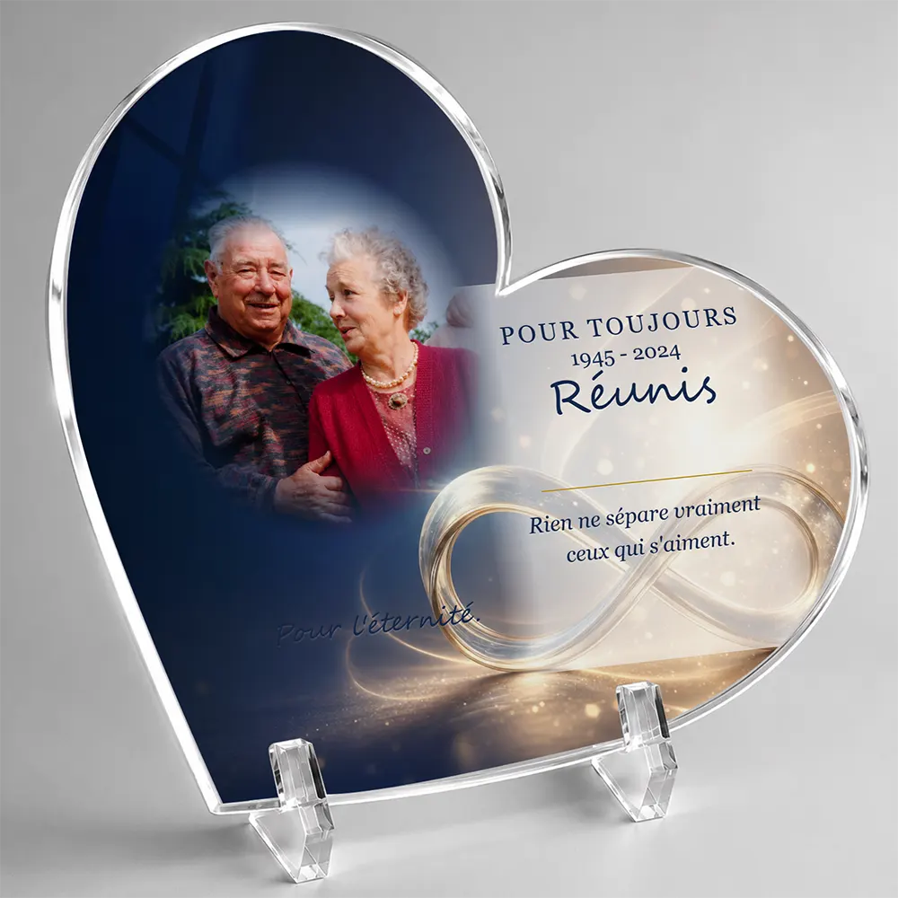 Plaque funéraire cœur Infini personnalisée — portrait, texte libre et fond au choix, présentée sur pied plexi