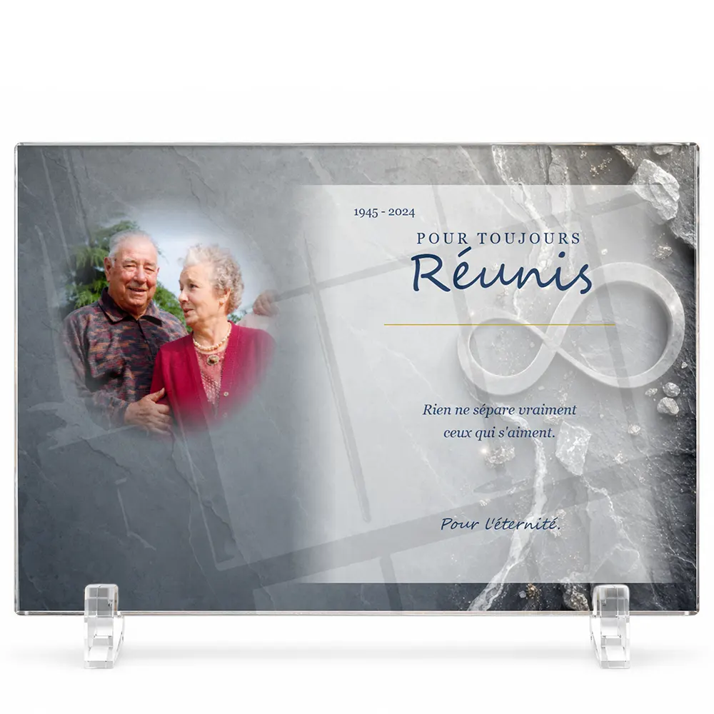 Plaque funéraire panoramique Infini personnalisée — portrait, texte libre et fond au choix, présentée sur pied plexi