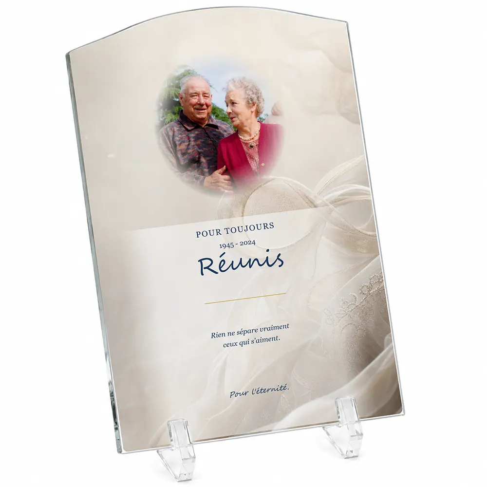 Plaque funéraire stèle Infini personnalisée — portrait, texte libre et fond au choix, présentée sur pied plexi