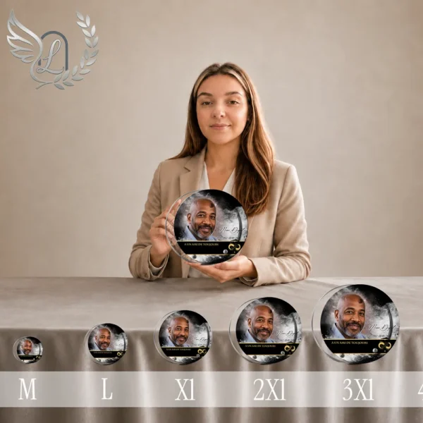Gamme de plaques funéraires circulaires en plexiglas finition or, du format M au 3XL, présentées côte à côte avec portrait personnalisé et motifs infinis
