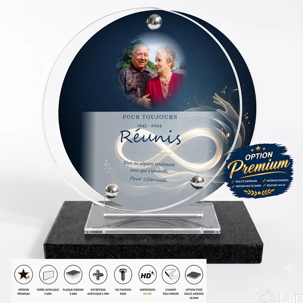 Plaque funéraire circulaire Infini finition premium présentée sur socle en ardoise