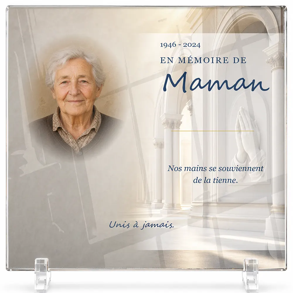 Plaque funéraire carré Mains jointes personnalisée — portrait, texte libre et fond au choix, présentée sur pied plexi