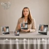 Gamme de plaques funéraires carrées en plexiglas finition or, présentées en quatre tailles différentes côte à côte, avec portrait en noir et blanc et motif mains jointes