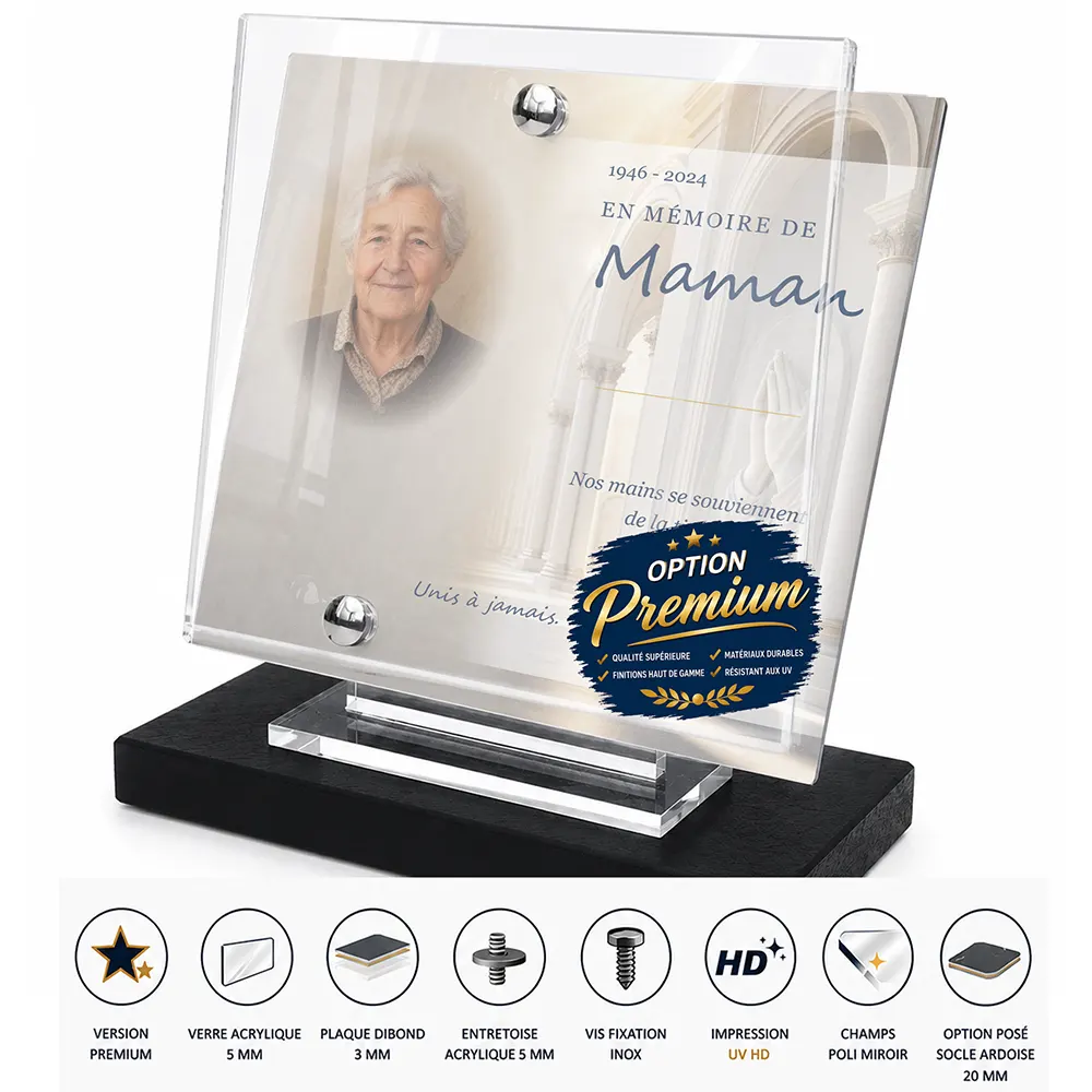 Plaque funéraire carré Mains jointes finition premium présentée sur socle en ardoise