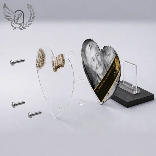 Plaque funéraire cœur mains jointes en vue éclatée : assemblage 5 couches plexiglas, entretoises chromées, dibond aluminium, vis inox 316