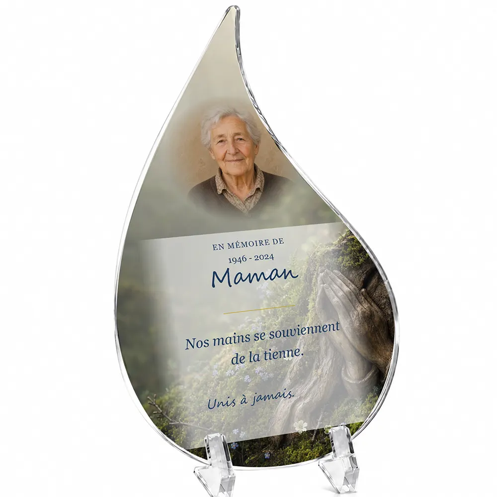 Plaque funéraire flamme Mains jointes personnalisée — portrait, texte libre et fond au choix, présentée sur pied plexi