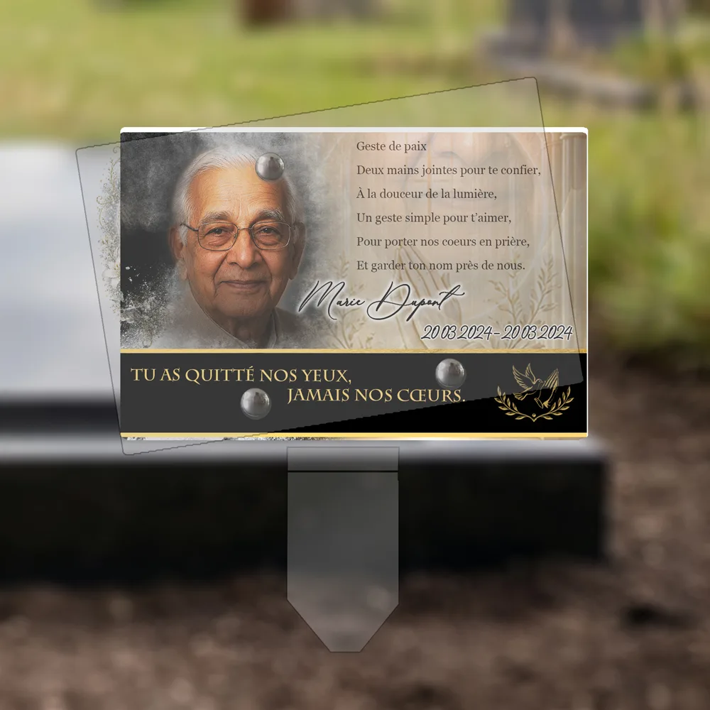 Plaque Panoramique Mains jointes plantée dans la terre