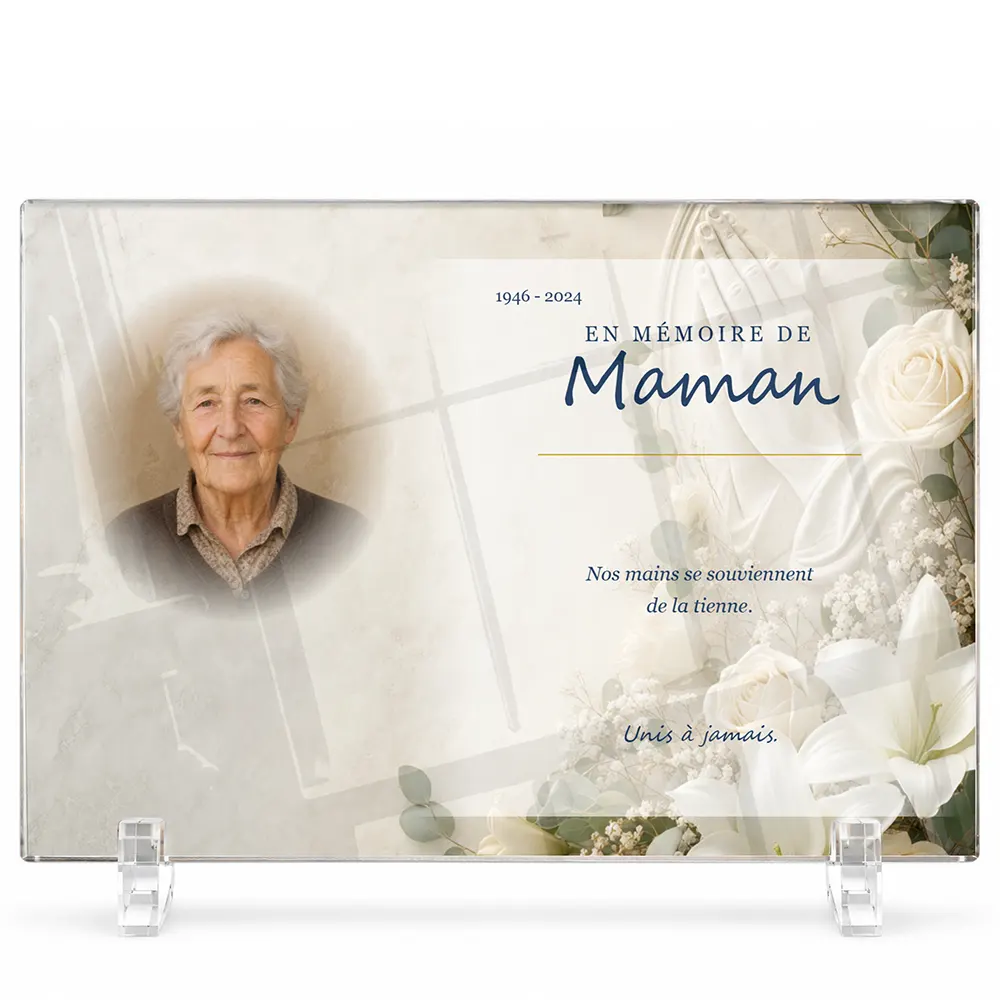 Plaque funéraire panoramique Mains jointes personnalisée — portrait, texte libre et fond au choix, présentée sur pied plexi