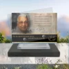 Plaque funéraire panoramique mains jointes posée sur socle ardoise du Brésil, fixation inox, 1er sous-décor