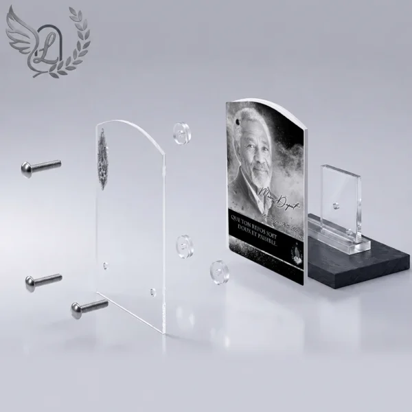 Plaque funéraire rectangle mains jointes en vue éclatée : assemblage 5 couches plexiglas, entretoises chromées, dibond aluminium, vis inox 316
