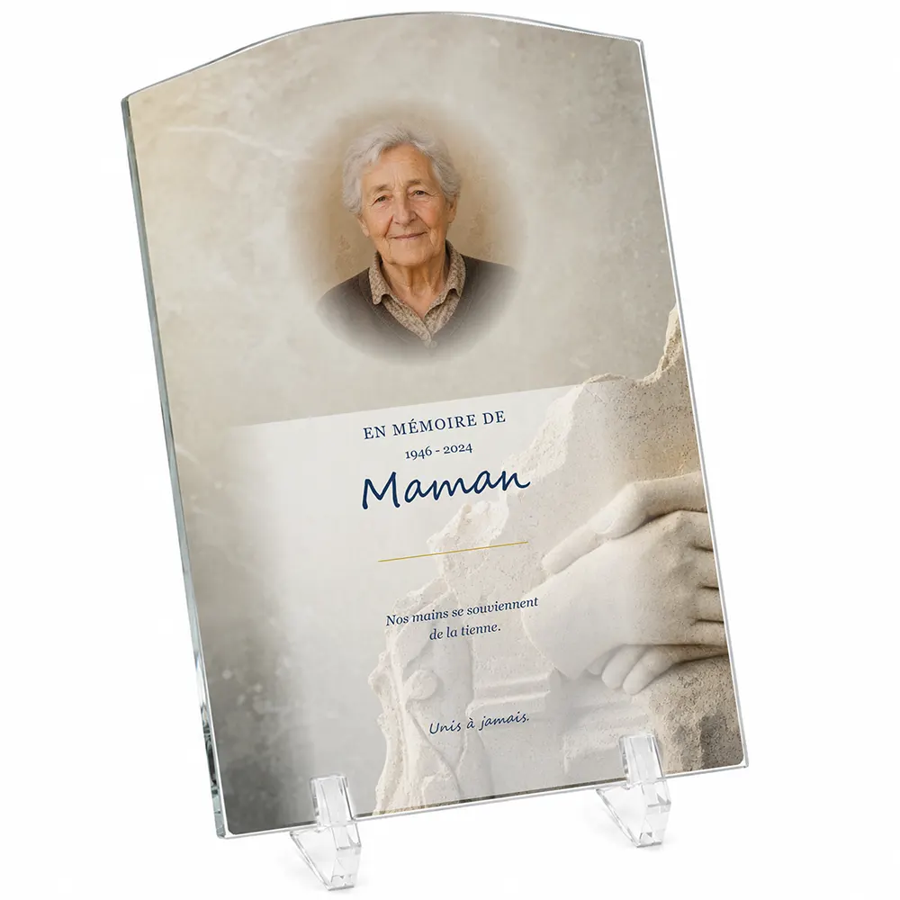 Plaque funéraire stèle Mains jointes personnalisée — portrait, texte libre et fond au choix, présentée sur pied plexi