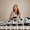 Gamme de plaques funéraires rectangulaires en plexiglas argenté avec portrait en noir et blanc, mains jointes, présentées en 6 tailles croissantes de M à 4XL