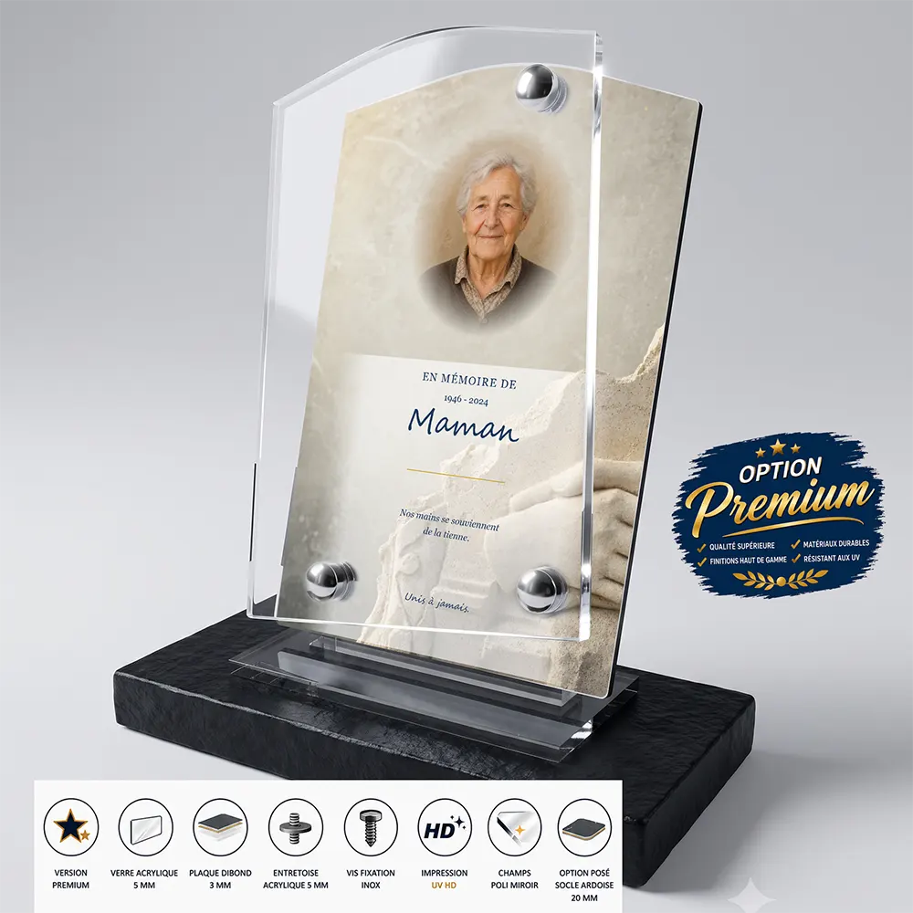 Plaque funéraire stèle Mains jointes finition premium présentée sur socle en ardoise