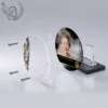 Plaque funéraire médaillon rond mains jointes en vue éclatée : assemblage 5 couches plexiglas, entretoises chromées, dibond aluminium, vis inox 316