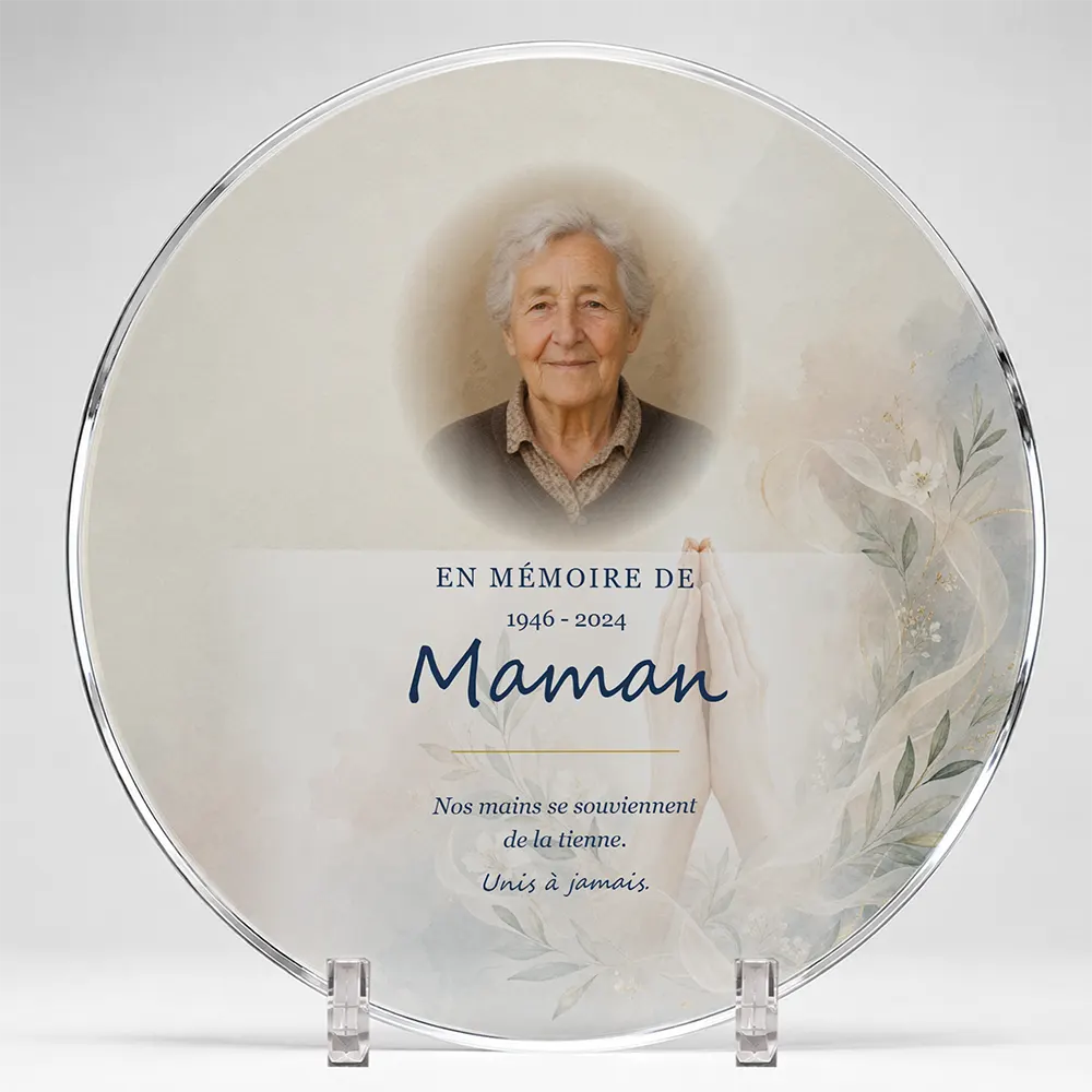 Plaque funéraire circulaire Mains jointes personnalisée — portrait, texte libre et fond au choix, présentée sur pied plexi